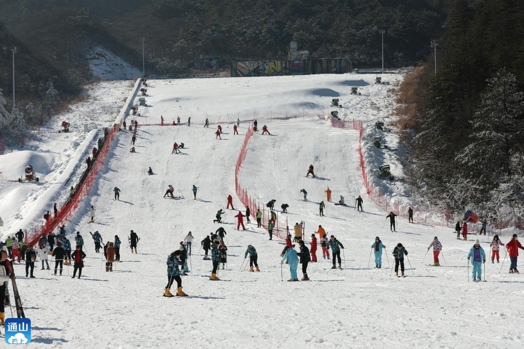 通山九宫山开启滑雪季点燃冰雪运动新热潮